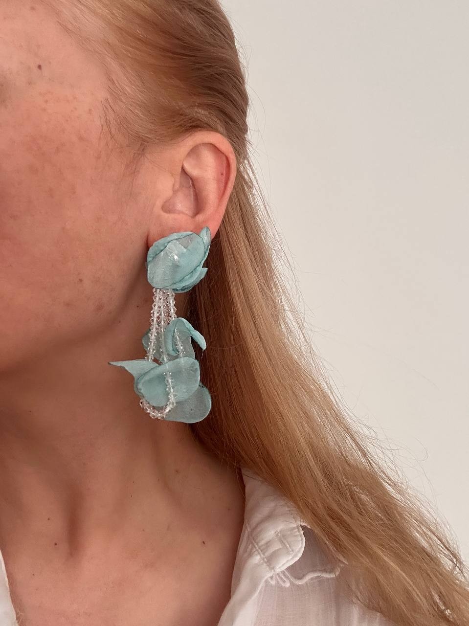 Beyaz Kristal Taşlı Turkuaz Tül Çiçek Figürlü Sallantılı Küpe Uzunluk 8 cm.