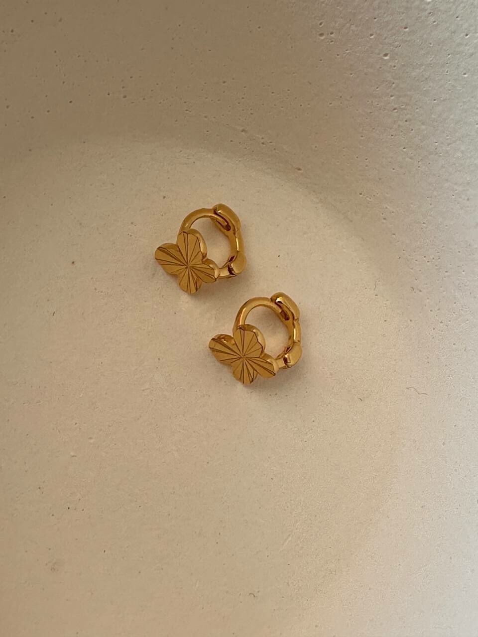 Vip Çelik Gold Renk Yonca Figürlü Antialerjik Minimal Kıkırdak Küpe Genişlik 8 mm.