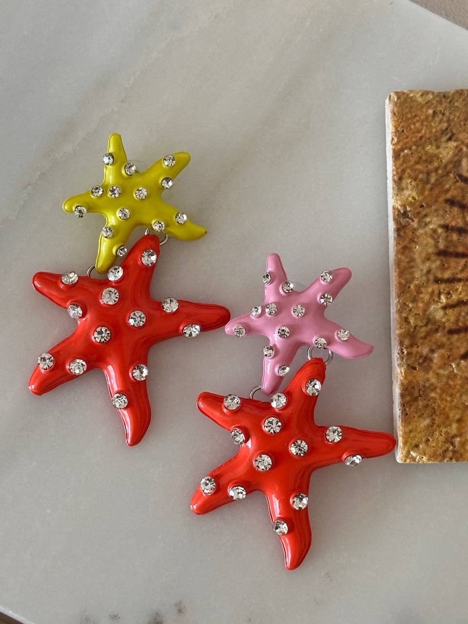 Gümüş Renk Kristal Taşlı Rodyum Kaplama Deniz Yıldızı Tasarım Renkli Küpe Uzunluk 8 cm.
