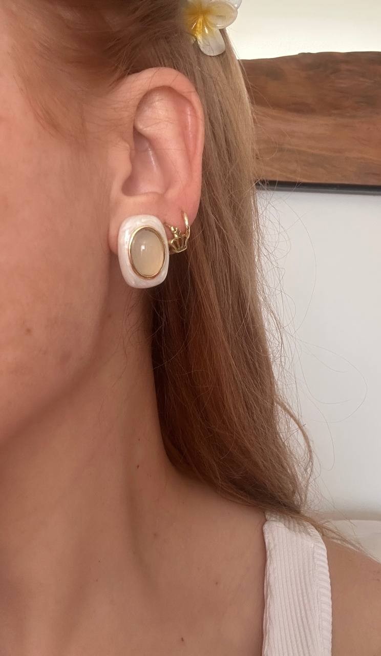 Vip Seri Gold Renk 925 K Gümüş Kaplama Kırık Beyaz ve Krem Rengi Taşlı Küpe Genişlik 1,5 cm. Uzunluk 2 cm.