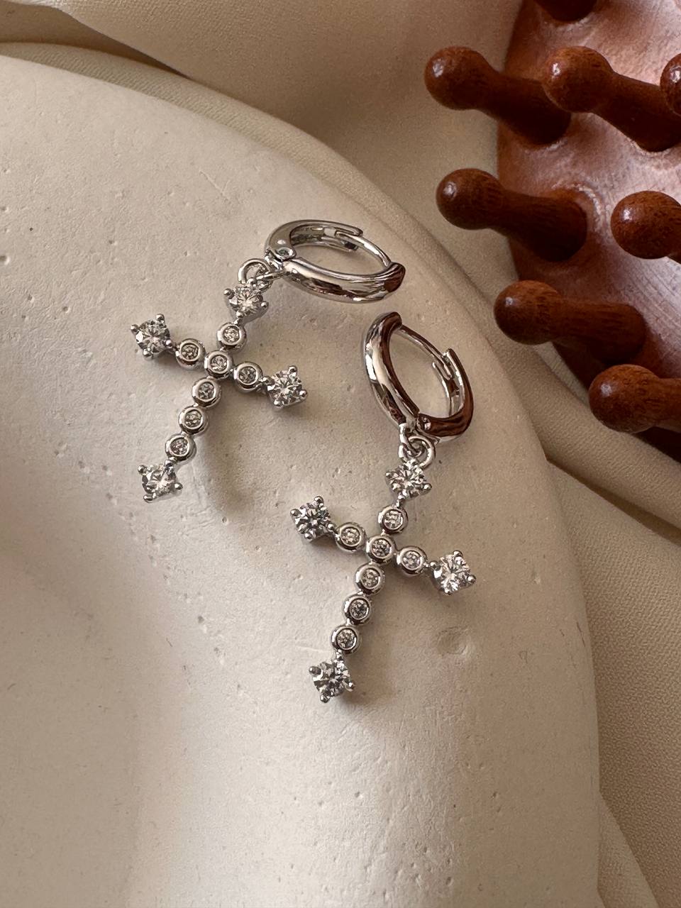 Vip Çelik Gümüş Renk Zirkon Taşlı Haç Sallantılı Halka Küpe Genişlik 1 cm. Uzunluk 3 cm.