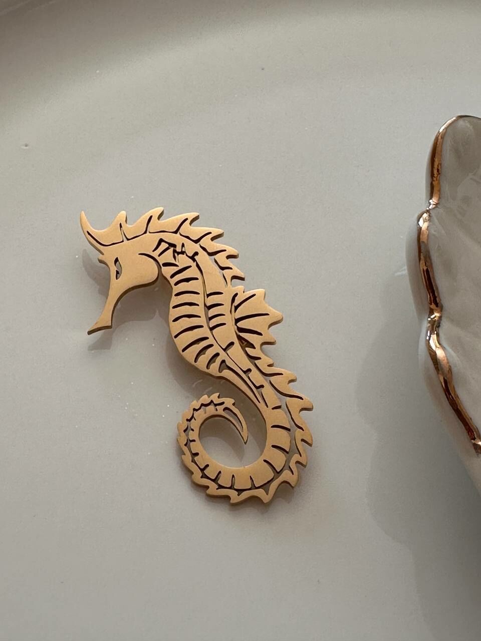 Gold Renk Paslanmaz Çelik Deniz Atı Tasarım Broş Genişlik 3 cm. Boy 6 cm.