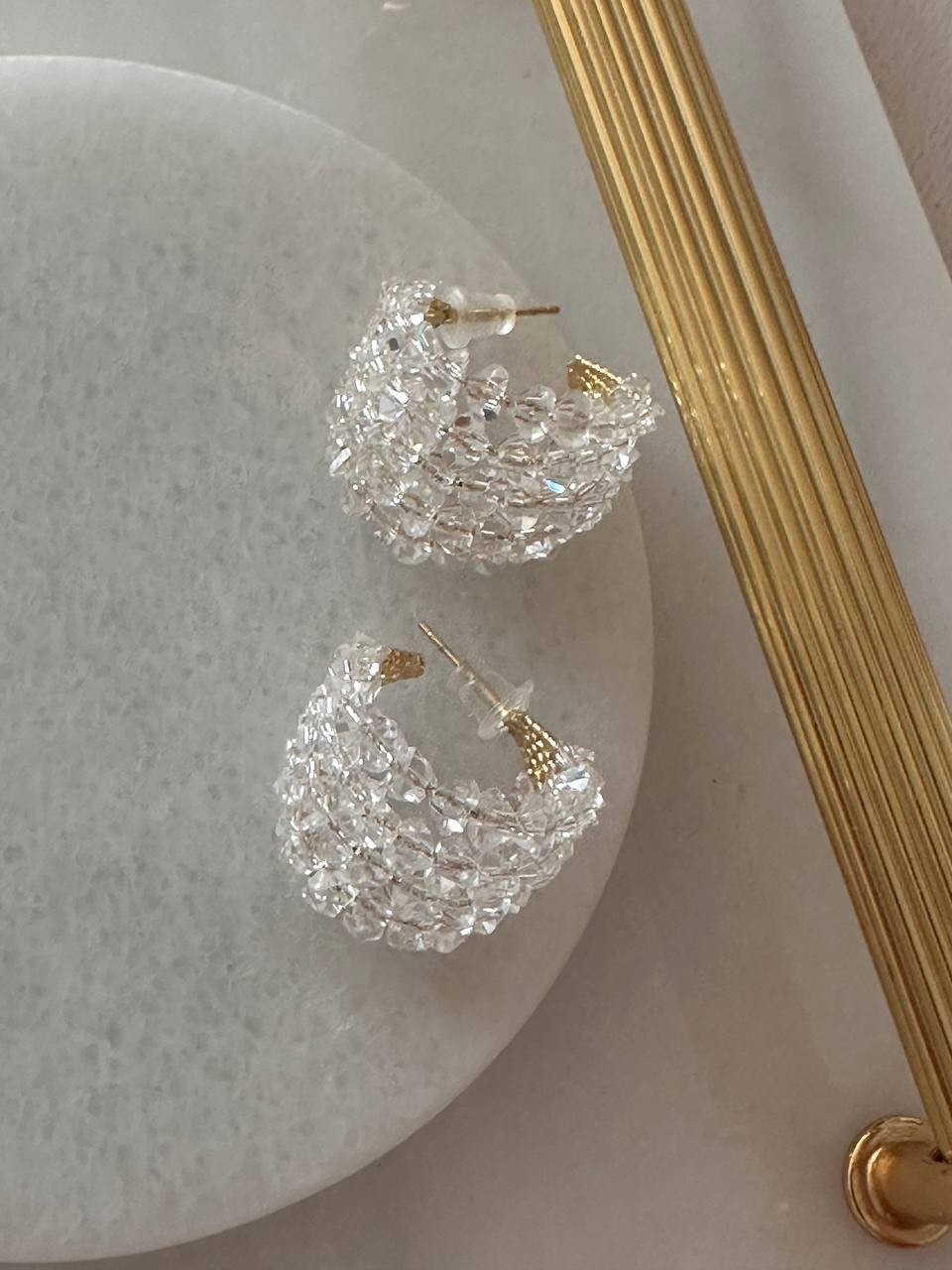 Gold Renk Kristal Taşlı Rodyum Kaplama 5 Sıra Küpe En Boy 2 cm.