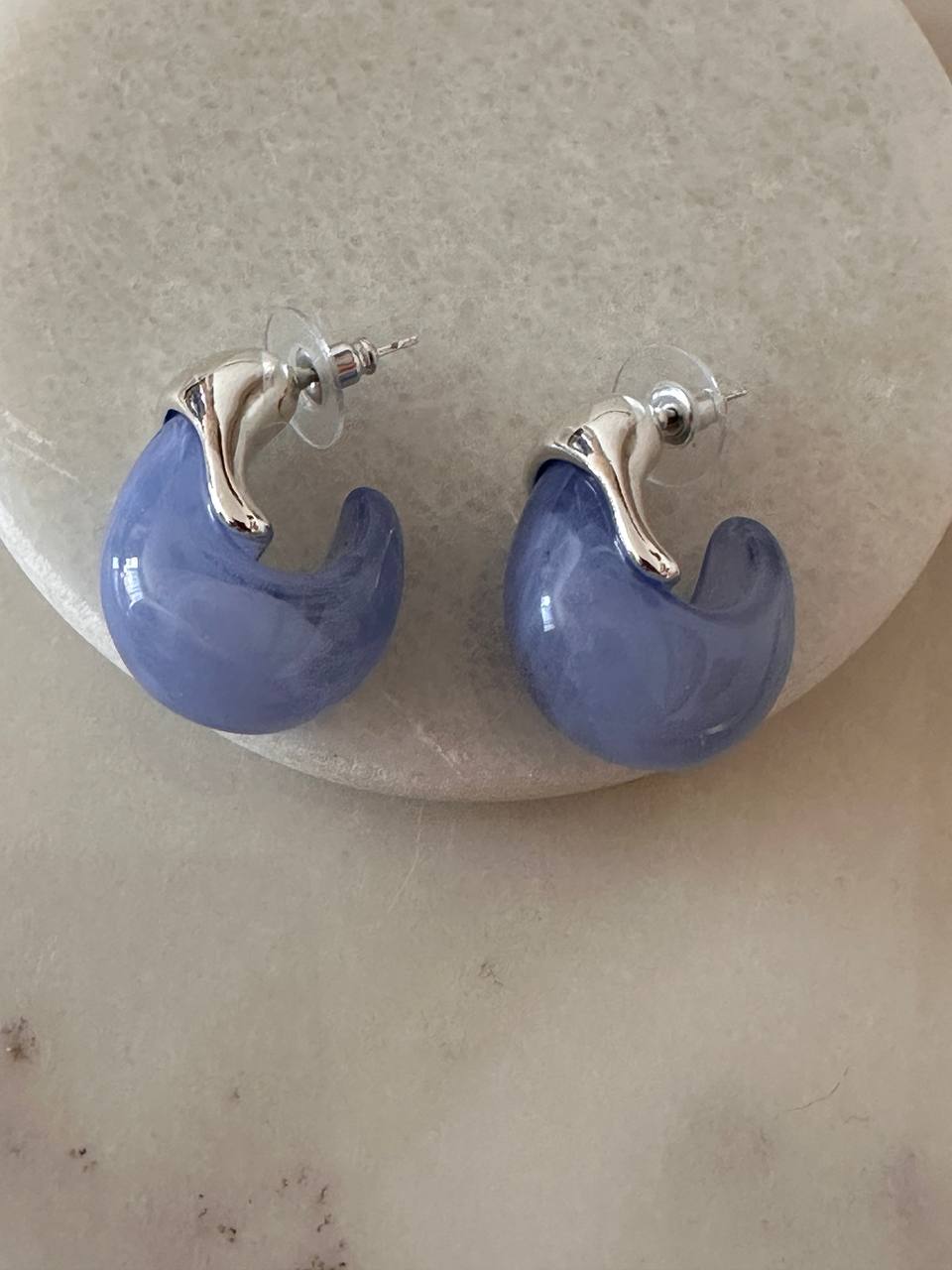 Vip Seri Gümüş Renk 925 K Gümüş Kaplama Açık Mavi Renk Oval Akrilik Küpe Genişlik 1,5 cm. Uzunluk 3 cm.