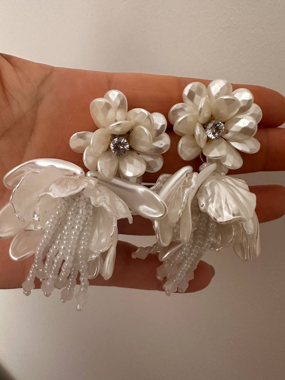 Vip Seri Gold Renk Zirkon Taşlı Rodyum Kaplama Akrilik Çiçek Tasarım Küpe Genişlik 3 cm. Uzunluk 7,5 cm.
