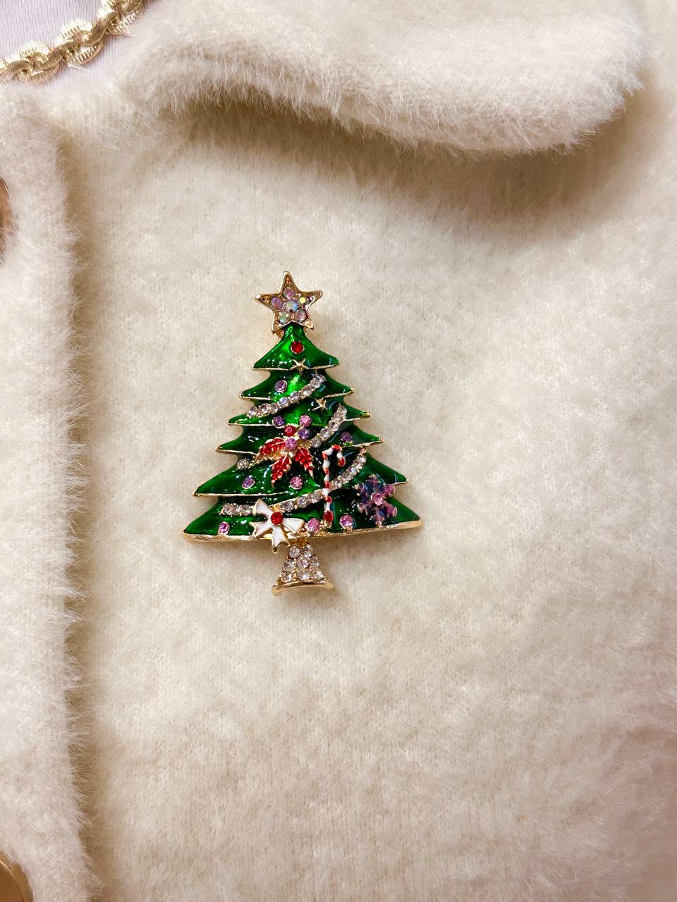 Metal Gold Renk Kristal Renkli Taşlı Çam Ağacı Tasarım Yılbaşı Temalı Broş / Yaka İğnesi Genişlik 47,5 cm. Uzunluk 6 cm.