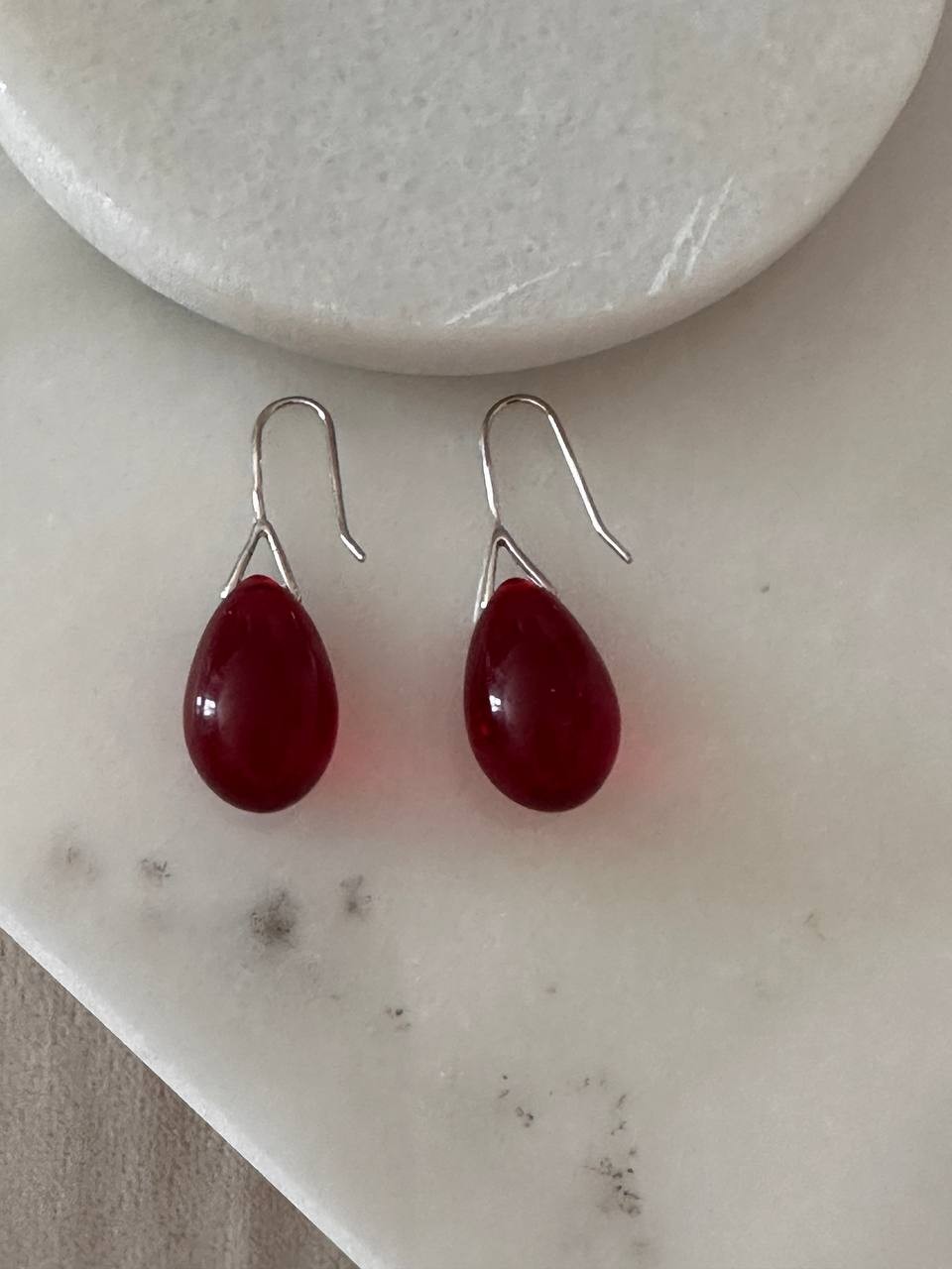 Vip Seri Gümüş Renk Rodyum Kaplama Kırmızı Boncuk Sallantılı Küpe Uzunluk 4 cm.