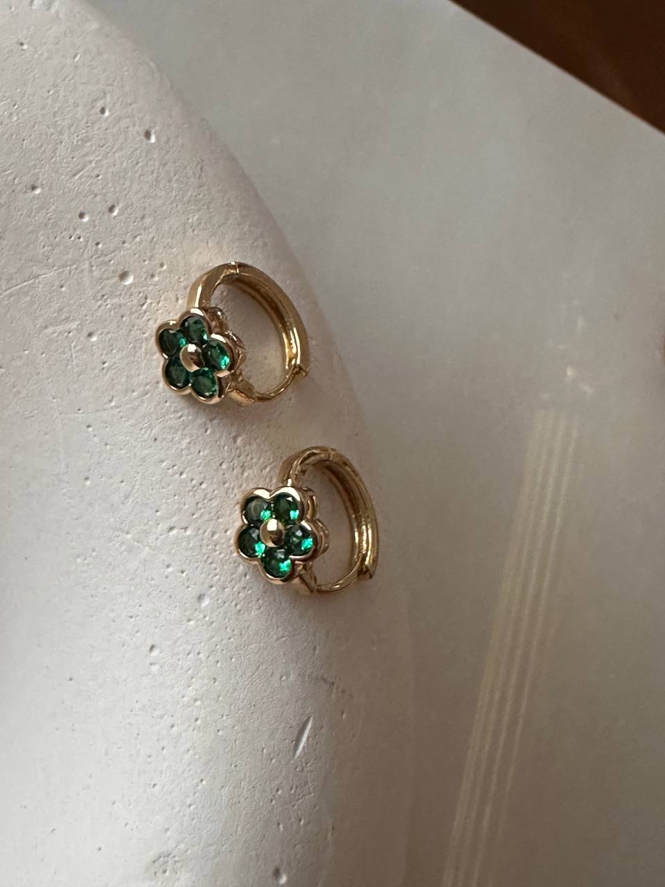 Vip Çelik Gold Renk Zirkon Yeşil Taşlı Çiçek Figürlü Antialerjik Halka Küpe Genişlik 1 cm.