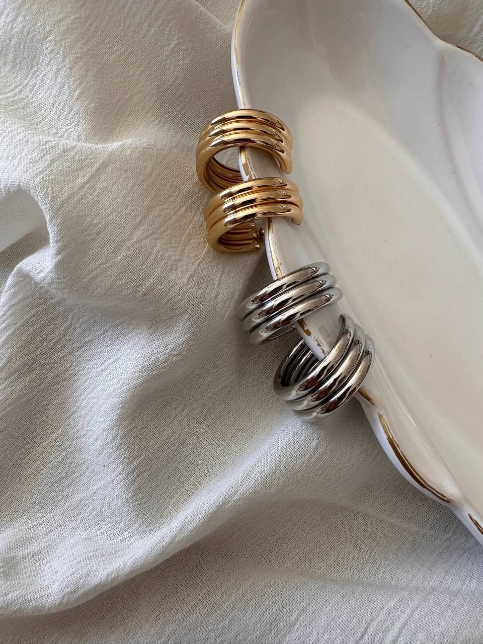 Gold Renk Rodyum Kaplama 3 Sıra Yarım Halka Küpe Kalınlık 1 cm. Genişlik 3 cm.