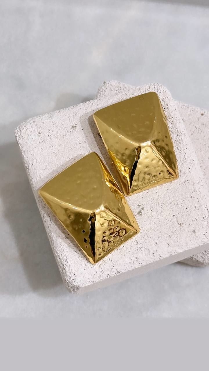 Gold Renk Rodyum Kaplama Lazer Kesim Plaka Küpe Genişlik 4,5 cm. Uzunluk 6 cm.