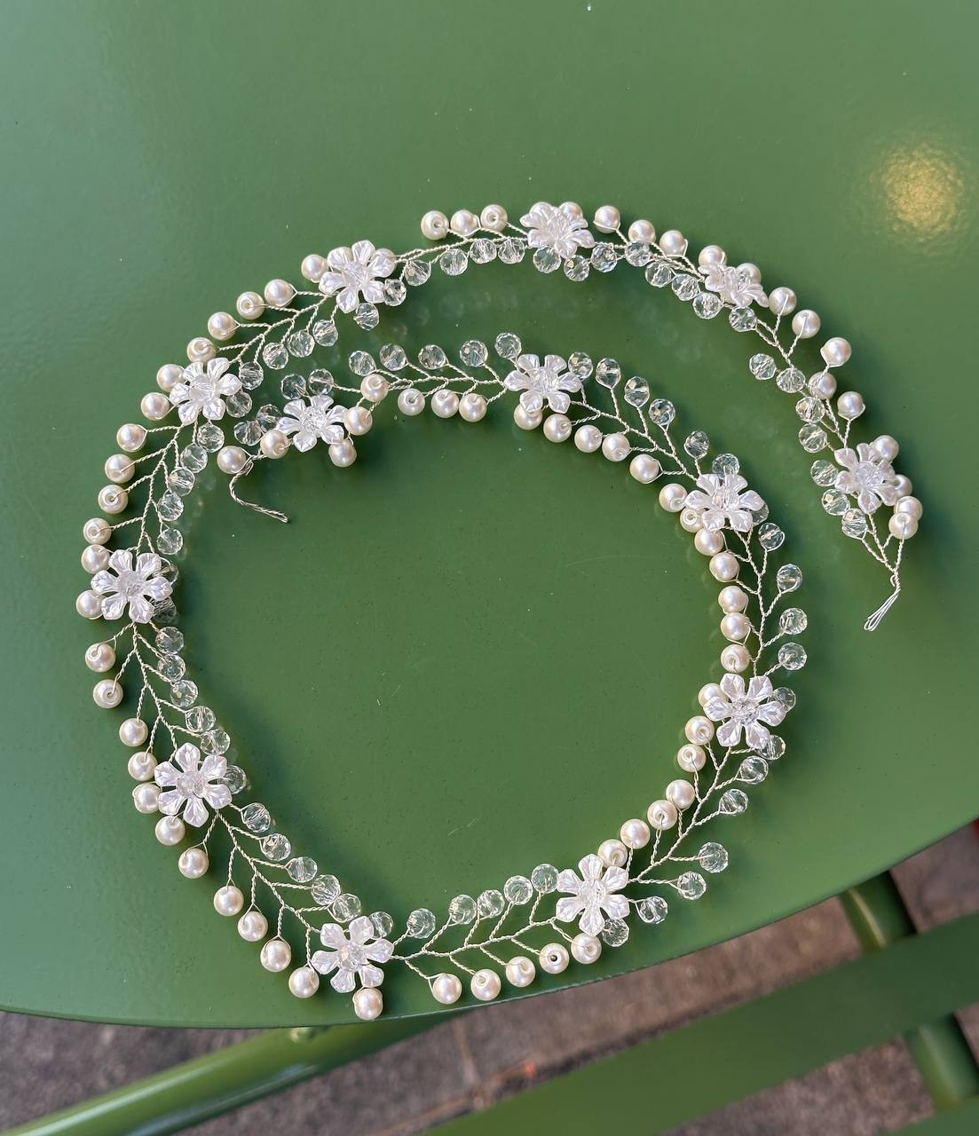 Gümüş Renk İnci ve Kristal Taşlı Saç Aksesuarı Genişlik 2 cm. Uzunluk 65 cm.