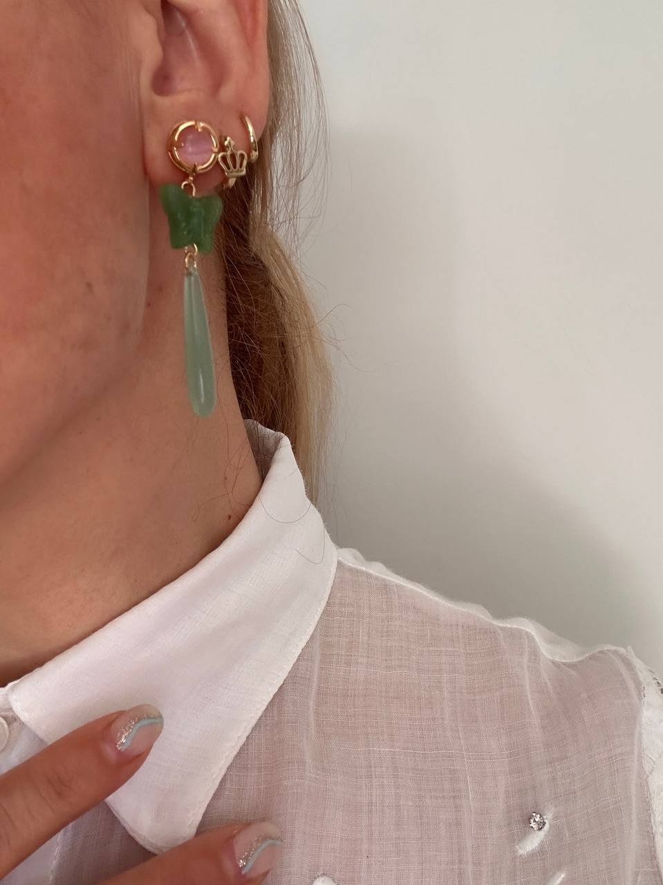 Gold Renk 925 K Gümüş Kaplama Pembe ve Yeşil Taşlı Kelebek Detaylı Otantik Küpe Uzunluk 5,5 cm.