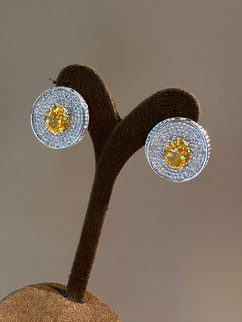 Vip Seri Gümüş Renk Zirkon Beyaz ve Sarı Taşlı Özel Tasarım Küpe En Boy 2,5 cm.