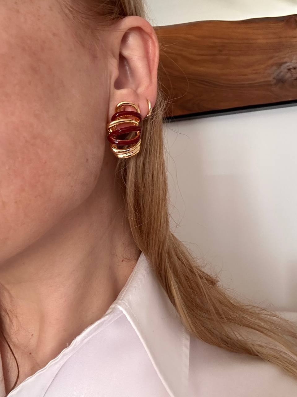 Gold Renk 925 K Gümüş Kaplama Bordo Mineli Tasarım Küpe Genişlik 2 cm. Uzunluk 3 cm.
