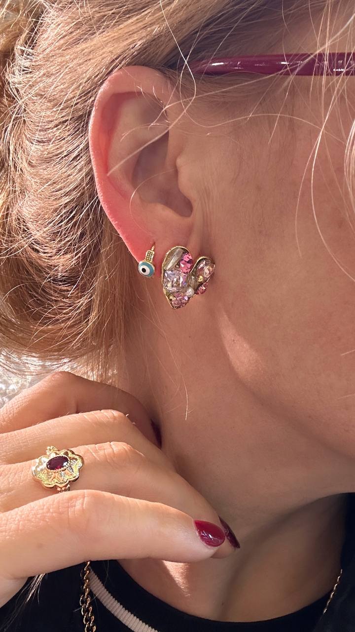 Vip Seri Gold Renk Kristal Renkli Taşlı Kalp Figürlü Küpe Genişlik 1,5 cm. Uzunluk 2 cm.