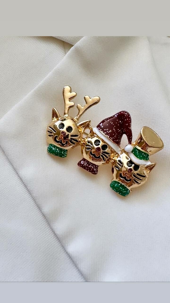 Gold Renk Renkli Kedi Figürlü Broş Uzunluk 4,5 cm. Genişlik 2,5 cm.