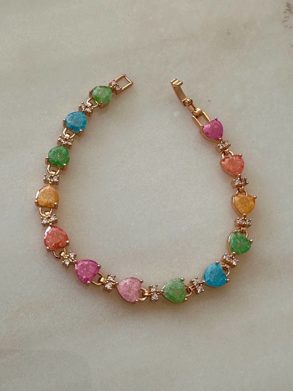 Vip Çelik Gold Renk Zirkon Renkli Kalp Taşlı Antialerjik Bileklik Uzunluk 19 cm. Taş Genişlik 7 mm.