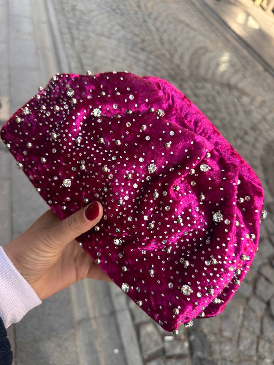 Mor Kadife Kumaş Kristal Taşlı Uzun Askılı Vintage Çanta Genişlik 30 cm. Boy 16 cm.