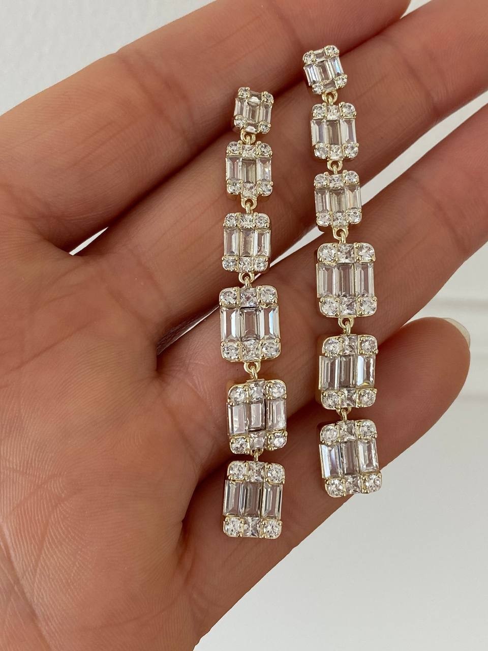 Vip Çelik Gold Renk Zirkon Baget Taş Antialerjik Özel Seri Küpe Uzunluk 6 cm.