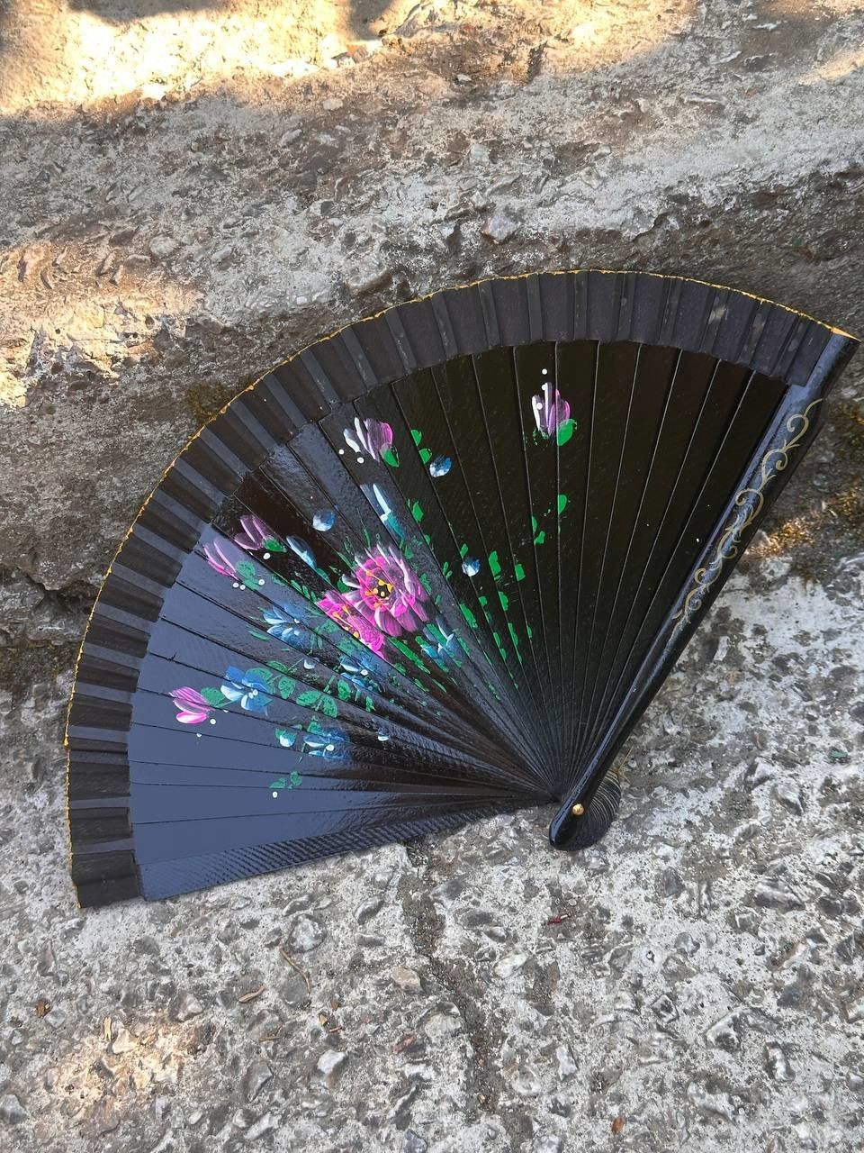 Siyah Ahşap Çiçek İşlemeli Yelpaze Uzunluk 23 cm. Açılmış Hali 42 cm.