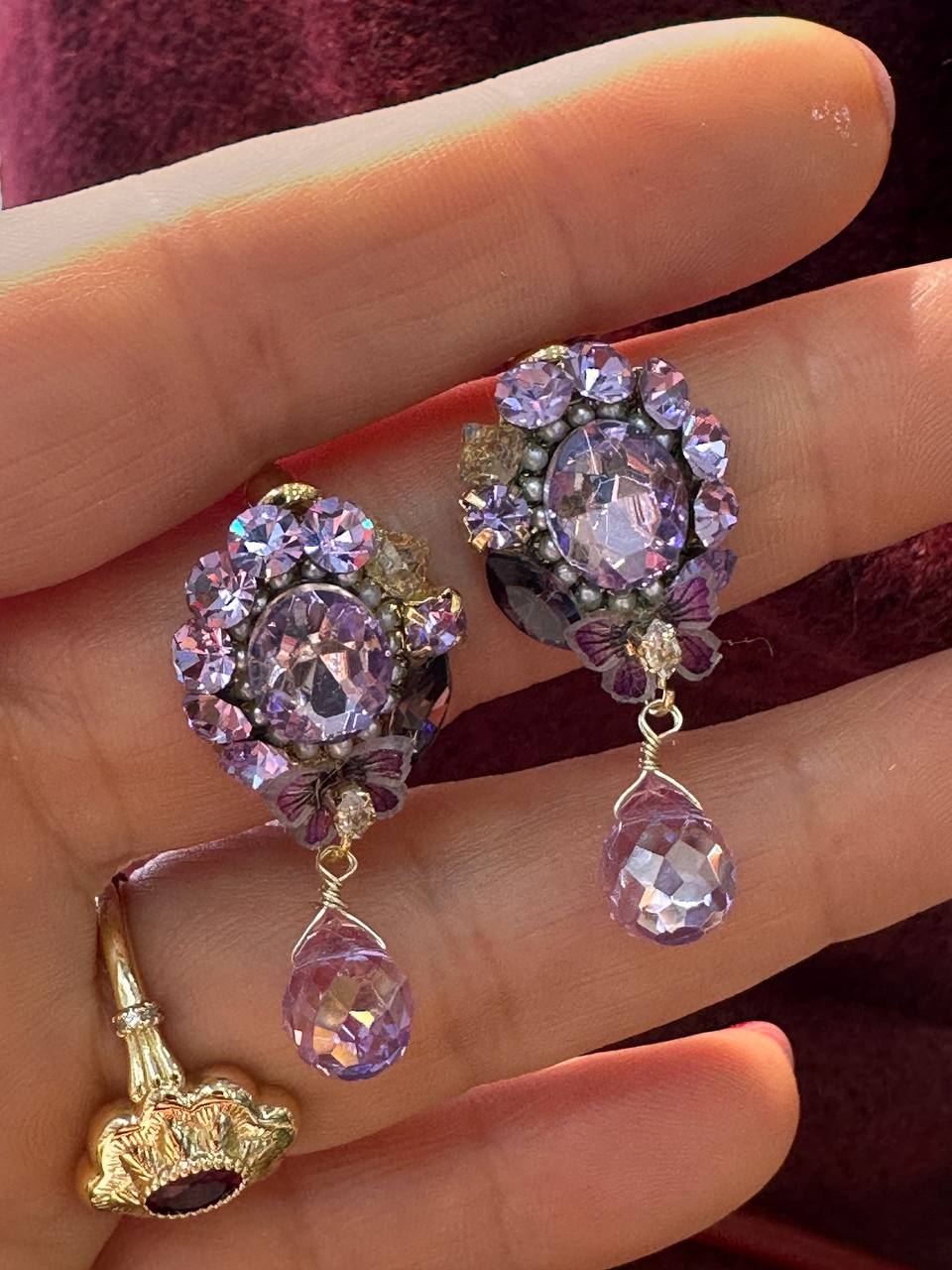 Vip Seri Gold Renk Kristal Mor Renkli Taşlı Küpe Genişlik 1,5 cm. Uzunluk 3,5 cm.