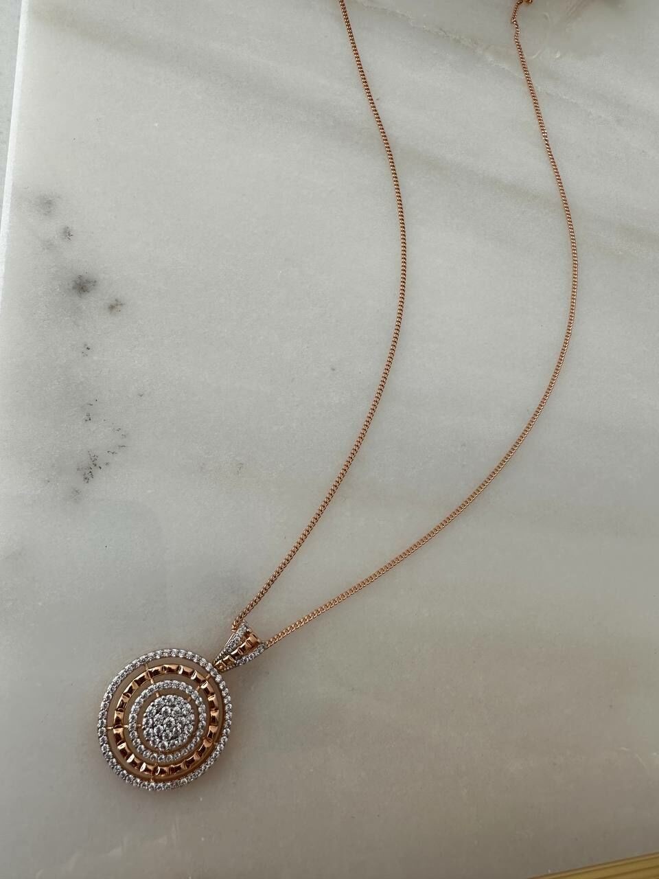 Vip Çelik Gold Renk Zirkon Taş Antialerjik Madalyon Kolye Uzunluk 60 cm. Uç 3 cm. x 2 cm.