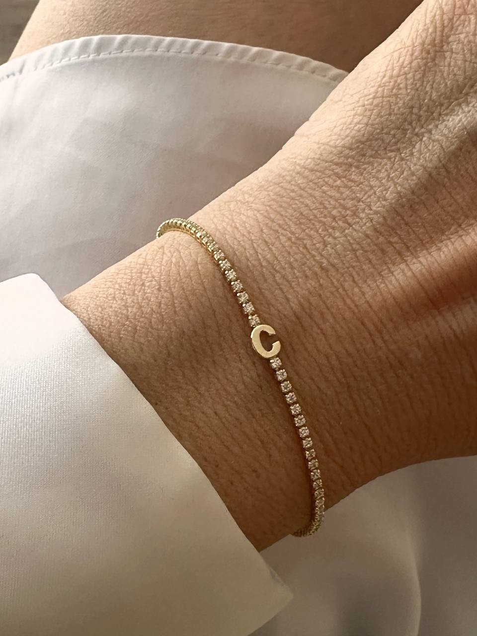 Gold Renk Zirkon Taşlı Rodyum Kaplama ( C ) Harfli Su Yolu Bileklik Uzunluk 16,5 cm. Ek Klipsle 17,5 cm. Taş Genişlik 1,5 mm.
