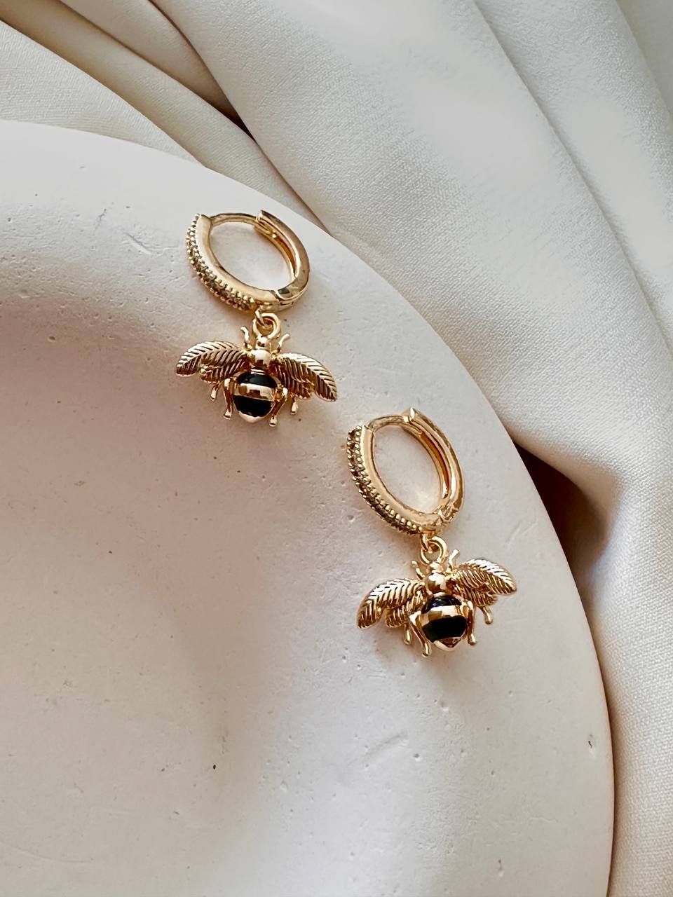 Vip Seri Gold Renk Zirkon Taşlı Arı Sallantılı Rodyum Kaplama Halka Küpe Genişlik 1,3 cm. Uzunluk 2,5 cm.