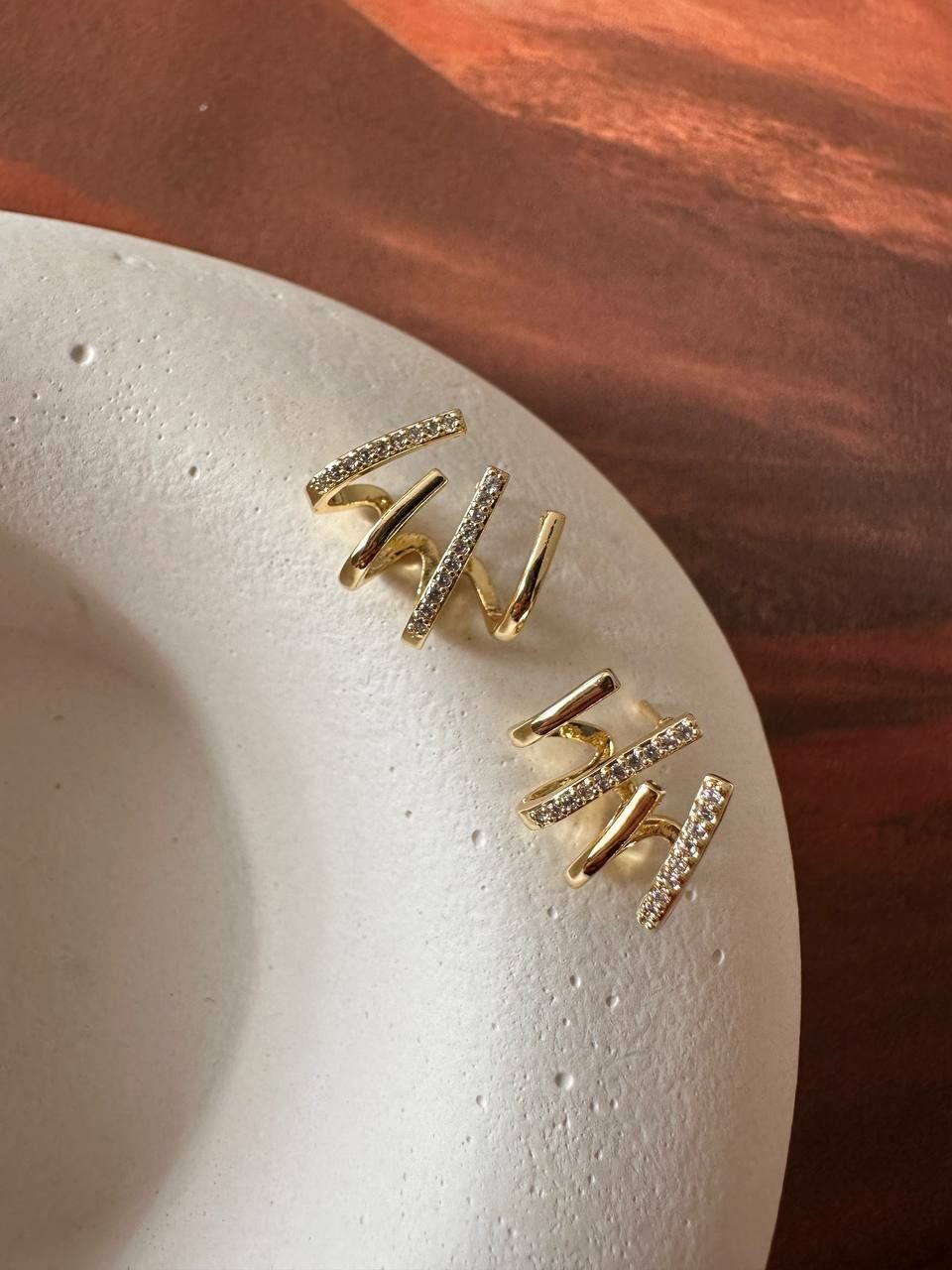 Gold Renk Zirkon Taş Rodyum Kaplama 3 Sıra Küpe Genişlik 1,5 cm.
