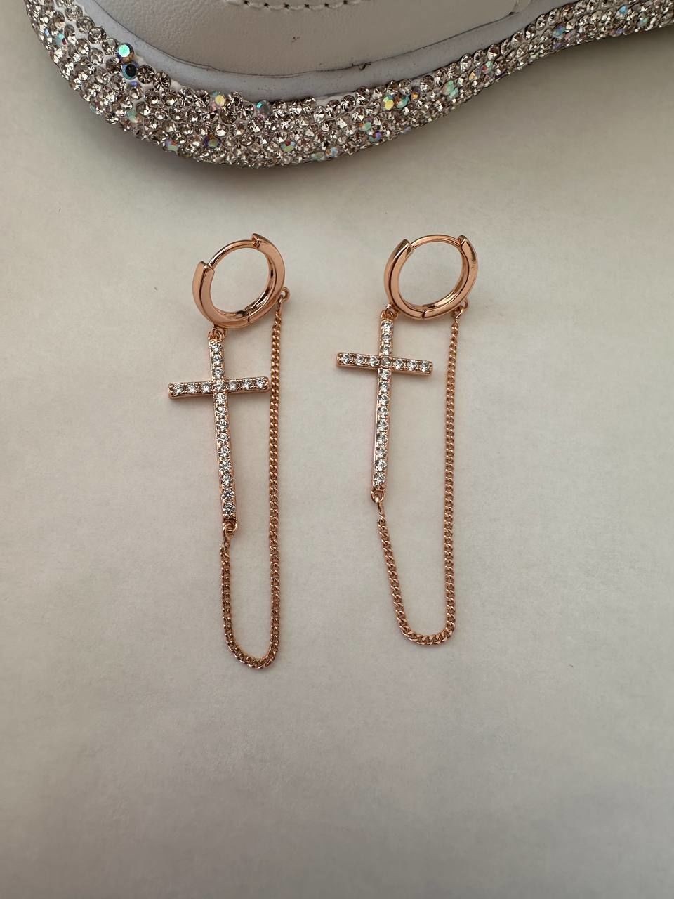 Vip Çelik Gold Renk Zirkon Taş Antialerjik Haç Figürlü Sallantılı Halka Küpe Genişlik 1,3 cm. Uzunluk 6 cm.