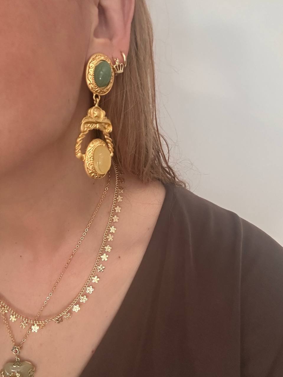 Vip Seri Gold Renk Yeşil ve Krem Rengi Taş Detaylı Rodyum Kaplama Vintage Küpe Uzunluk 6,5 cm.