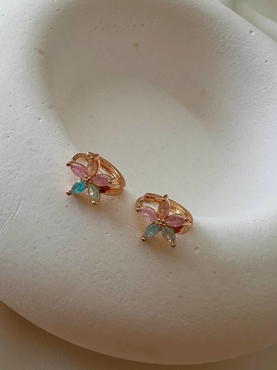 Vip Çelik Gold Renk Renkli Zirkon Taş Çiçek Figürlü Antialerjik Halka Küpe Genişlik 1,5 cm.