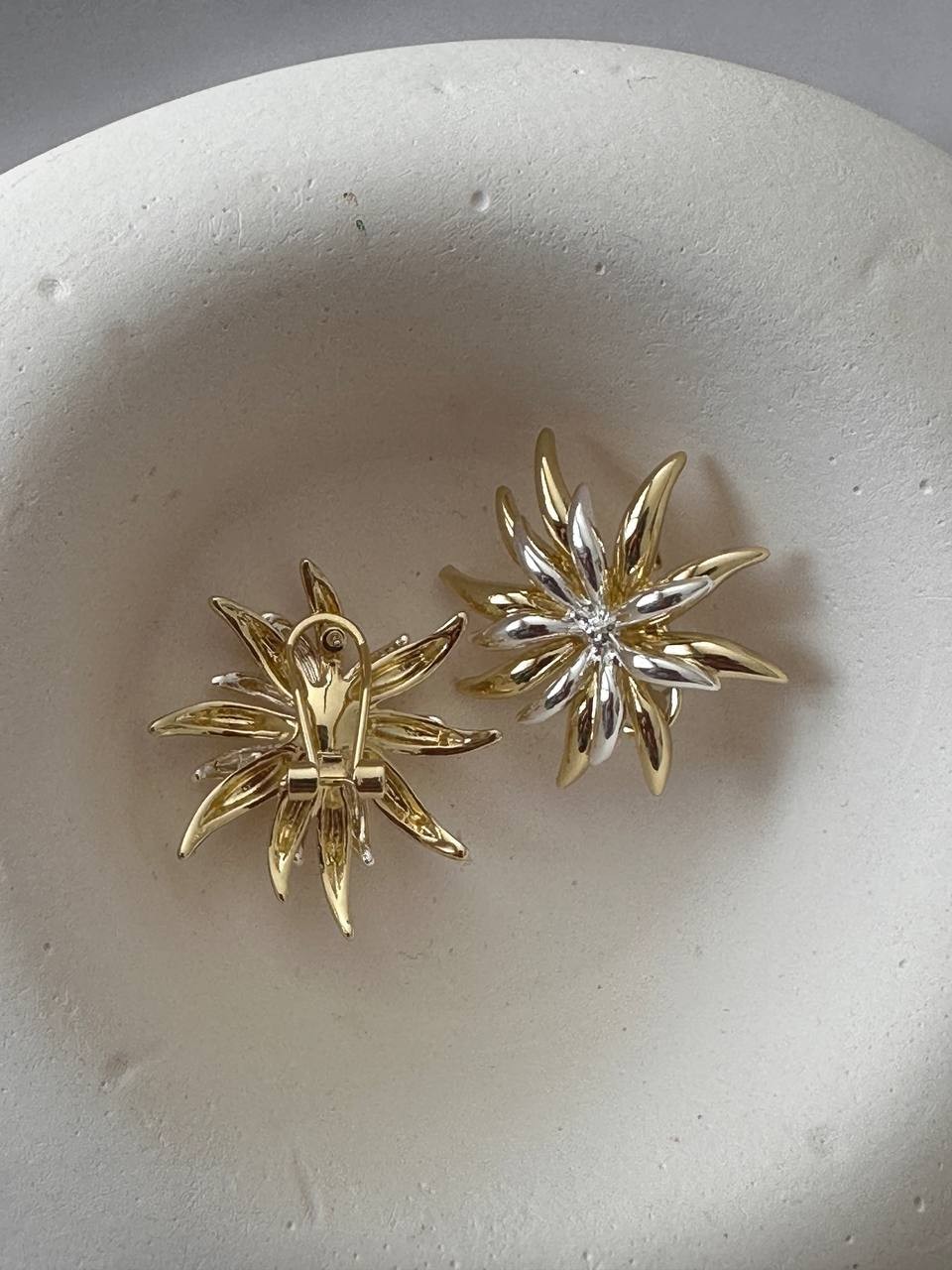 Vip Çelik Gold ve Gümüş Renk Premium Seri Antialerjik Çiçek Figürlü Küpe En Boy 3,5 cm.