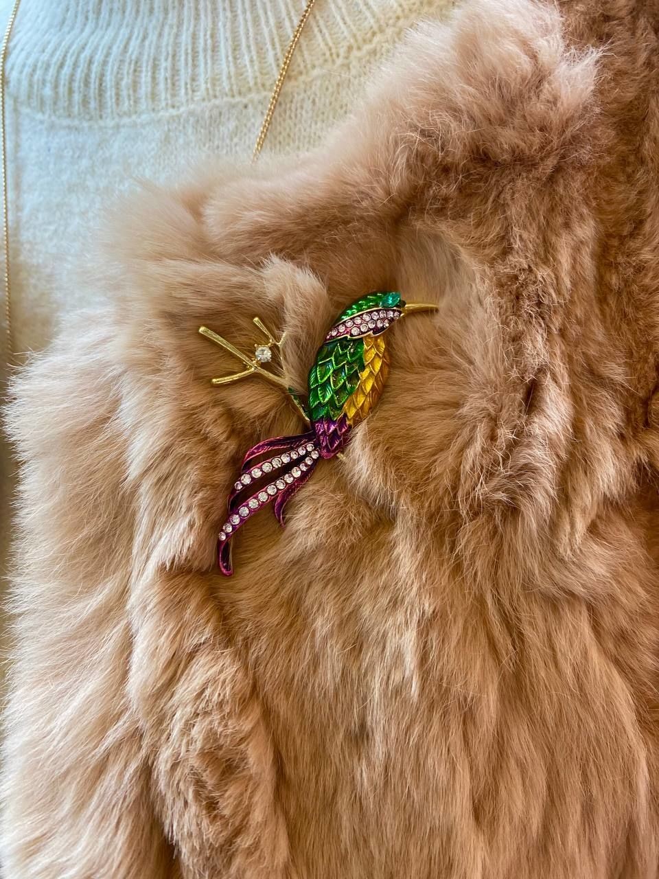 Gold Renk Kristal Taşlı Renkli Kuş Figürlü Broş Genişlik 4,5 cm. Boy 6 cm.