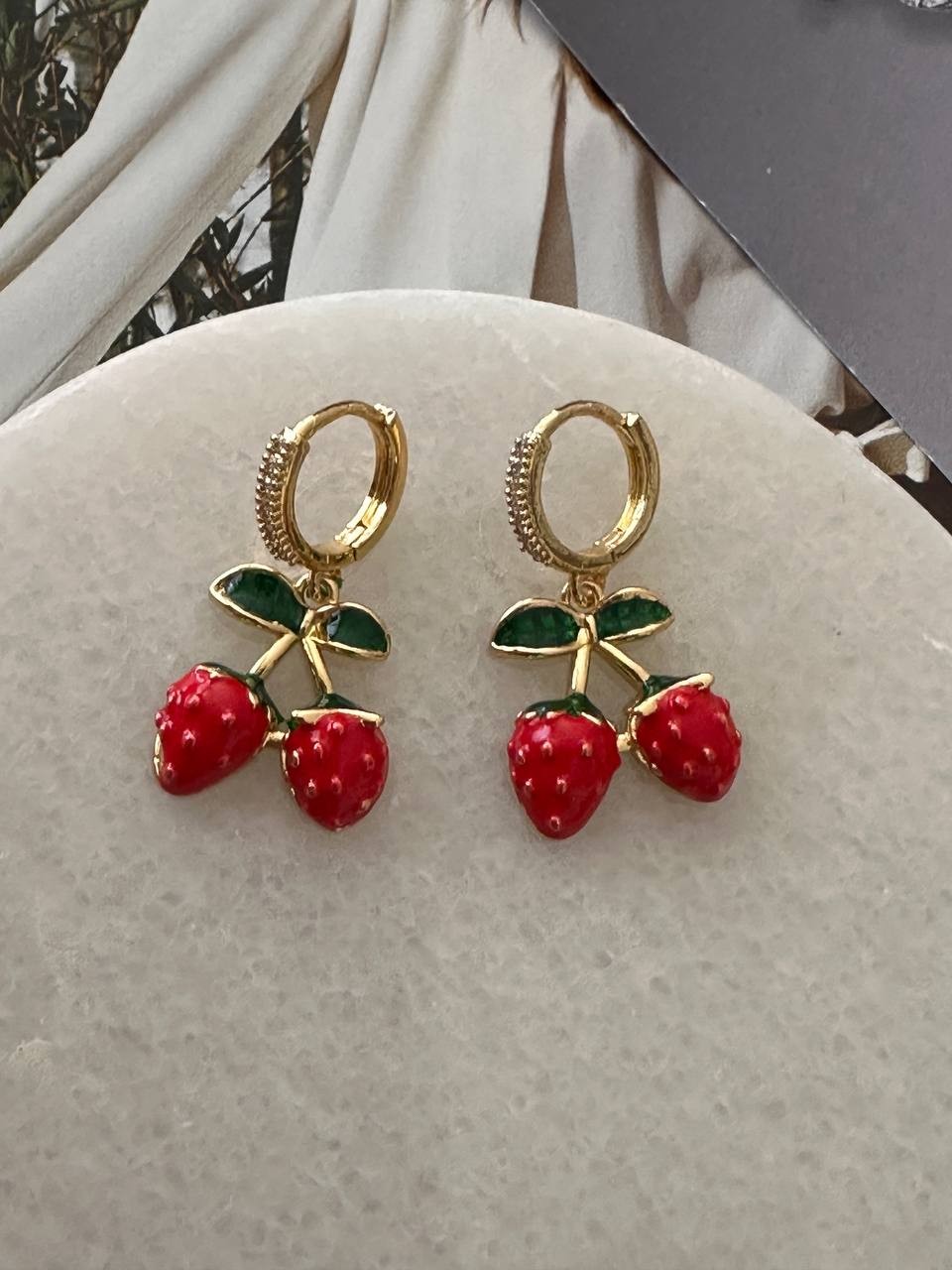 Gold Renk Rodyum Kaplama Zirkon Taşlı Çilek Sallantılı Halka Küpe Genişlik 1,3 cm. Uzunluk 3,5 cm.