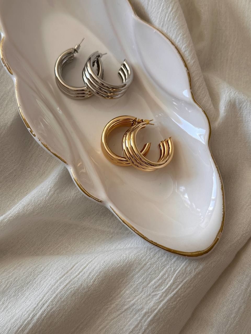 Gold Renk Rodyum Kaplama 3 Sıra Yarım Halka Küpe Kalınlık 1 cm. Genişlik 3 cm.
