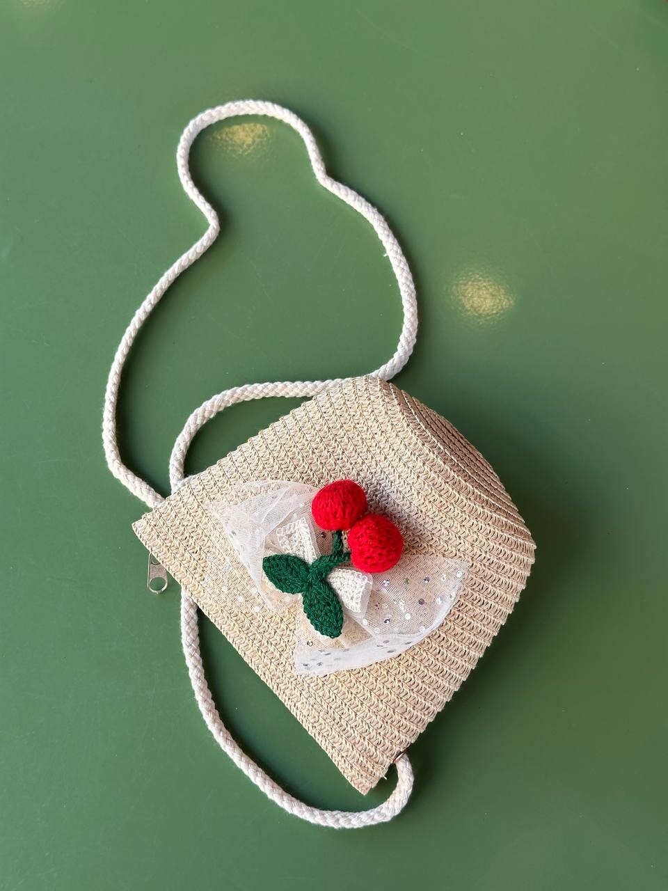 Koyu Krem Rengi Kiraz Figürlü Hasır Çocuk Çanta En Boy 14 cm.