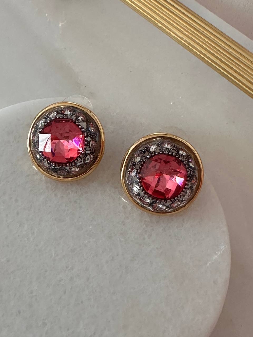 Gold Renk 925 K Gümüş Kaplama Zirkon ve Pembe Kristal Taşlı Tasarım Küpe En Boy 2,5 cm.