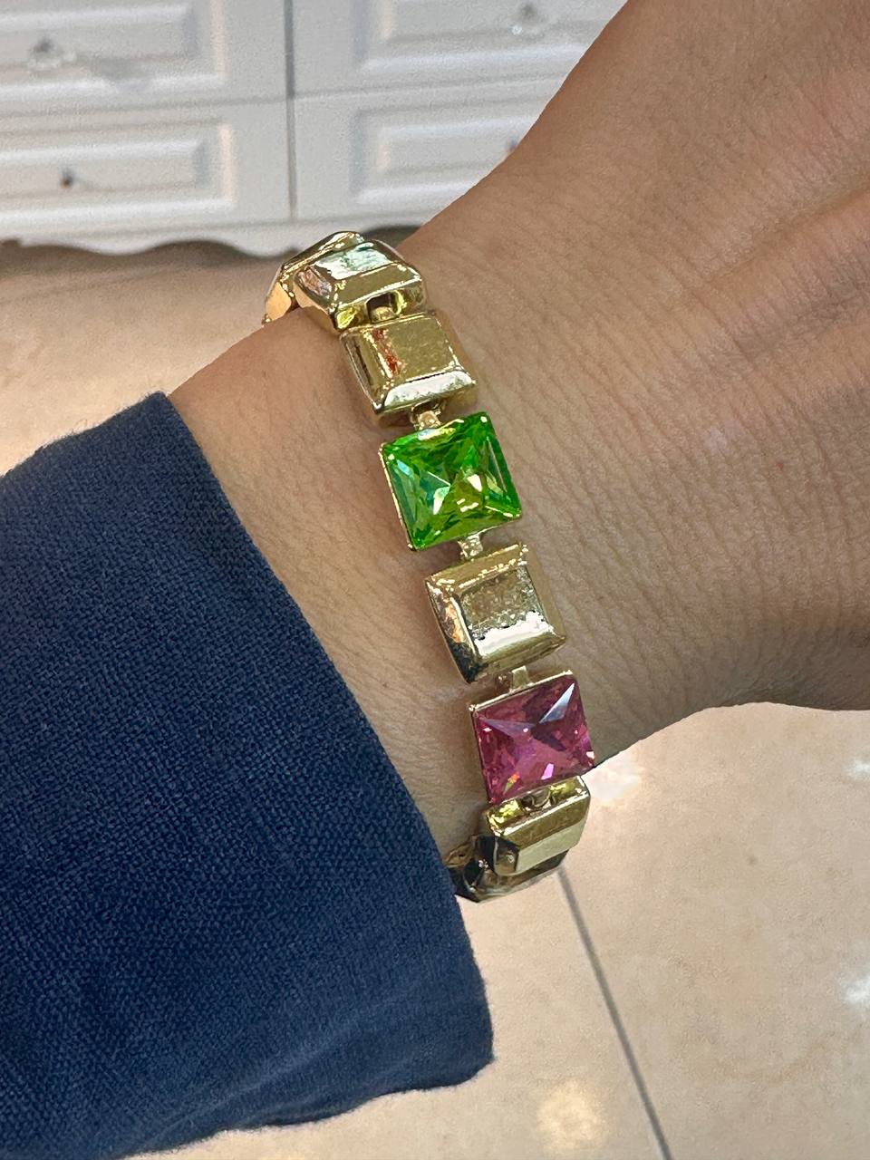 Vip Çelik Gold Renk Zirkon Renkli Taşlı Premium Seri Bileklik Uzunluk 17 cm. Ek Klipsle 19 cm. Kalınlık 1 cm.