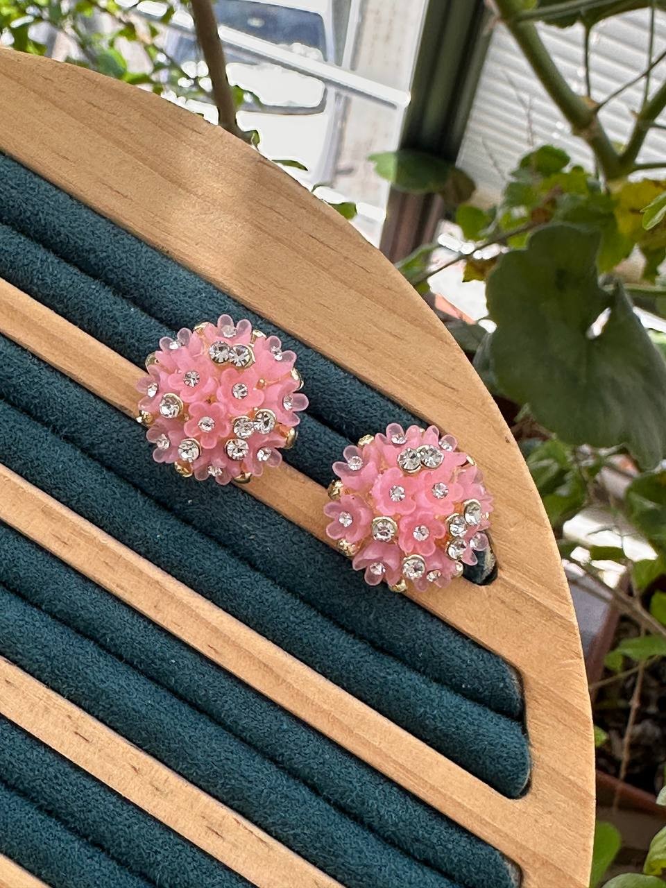 Gold Renk Rodyum Kaplama Zirkon Taşlı Pembe Renk Çiçek Tasarım Küpe En Boy 2 cm.