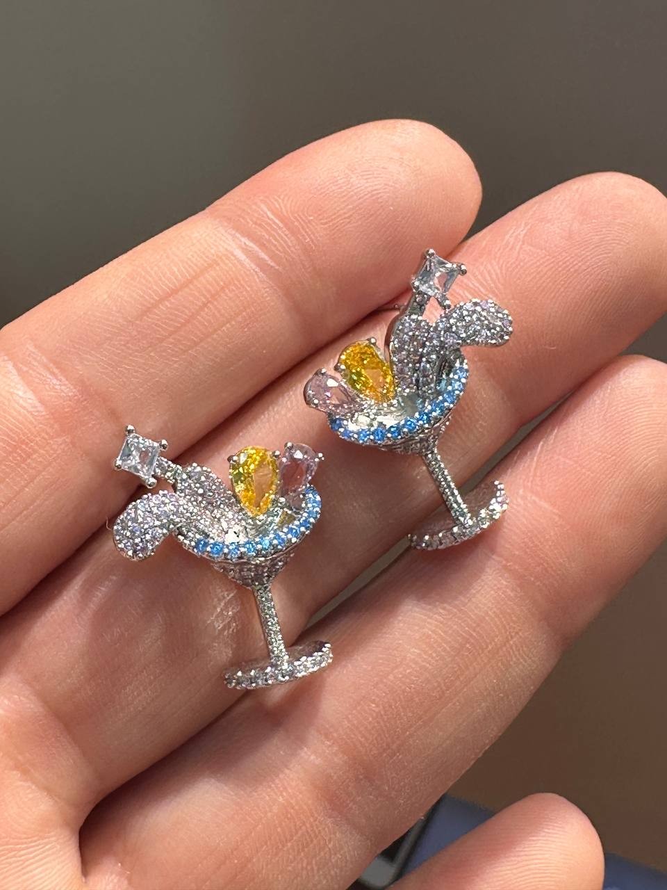 Vip Seri Gümüş Renk Zirkon Renkli Taşlı Rodyum Kaplama Kokteyl Tasarım Küpe Genişlik 1,7 cm. Uzunluk 2,3 cm.
