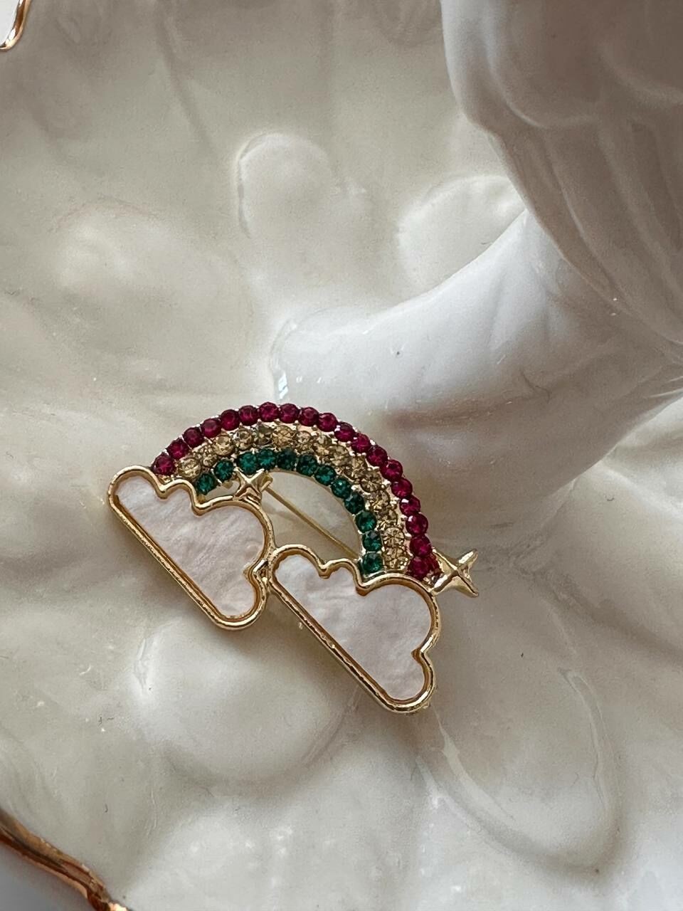 Gold Renk Kristal Renkli Taşlı Bulut ve Gök Kuşağı Tasarım Broş Genişlik 3 cm. Boy 2 cm.