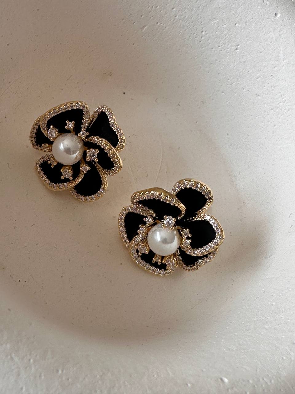 Vip Seri Gold Renk 925 K Gümüş Kaplama Zirkon Taşlı İnci Detaylı Siyah Çiçek Figürlü Küpe Genişlik 2 cm.