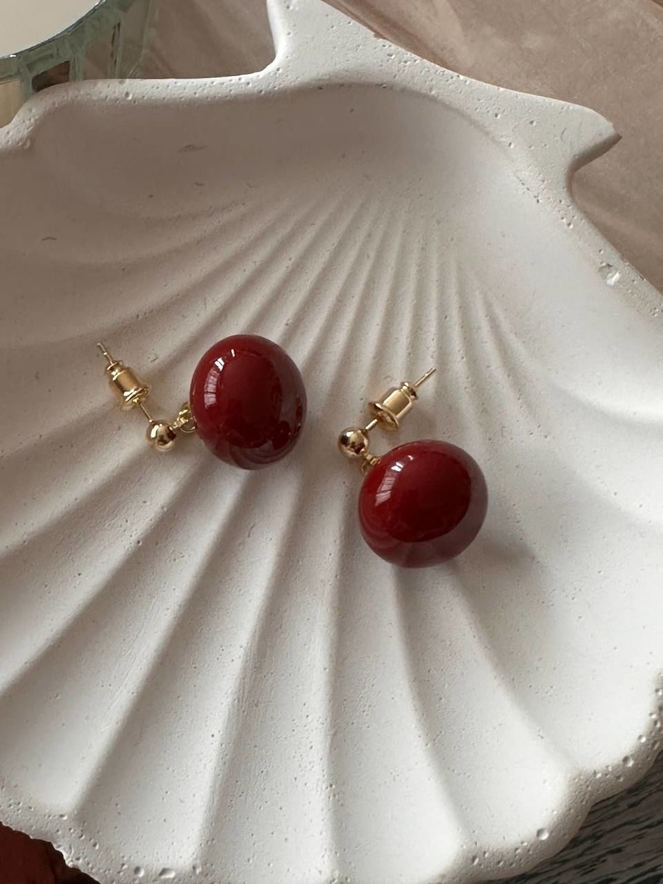 Vip Çelik Gold Renk Bordo Top Sallantılı Küpe Uzunluk 2 cm. Top Genişlik 1,5 cm.