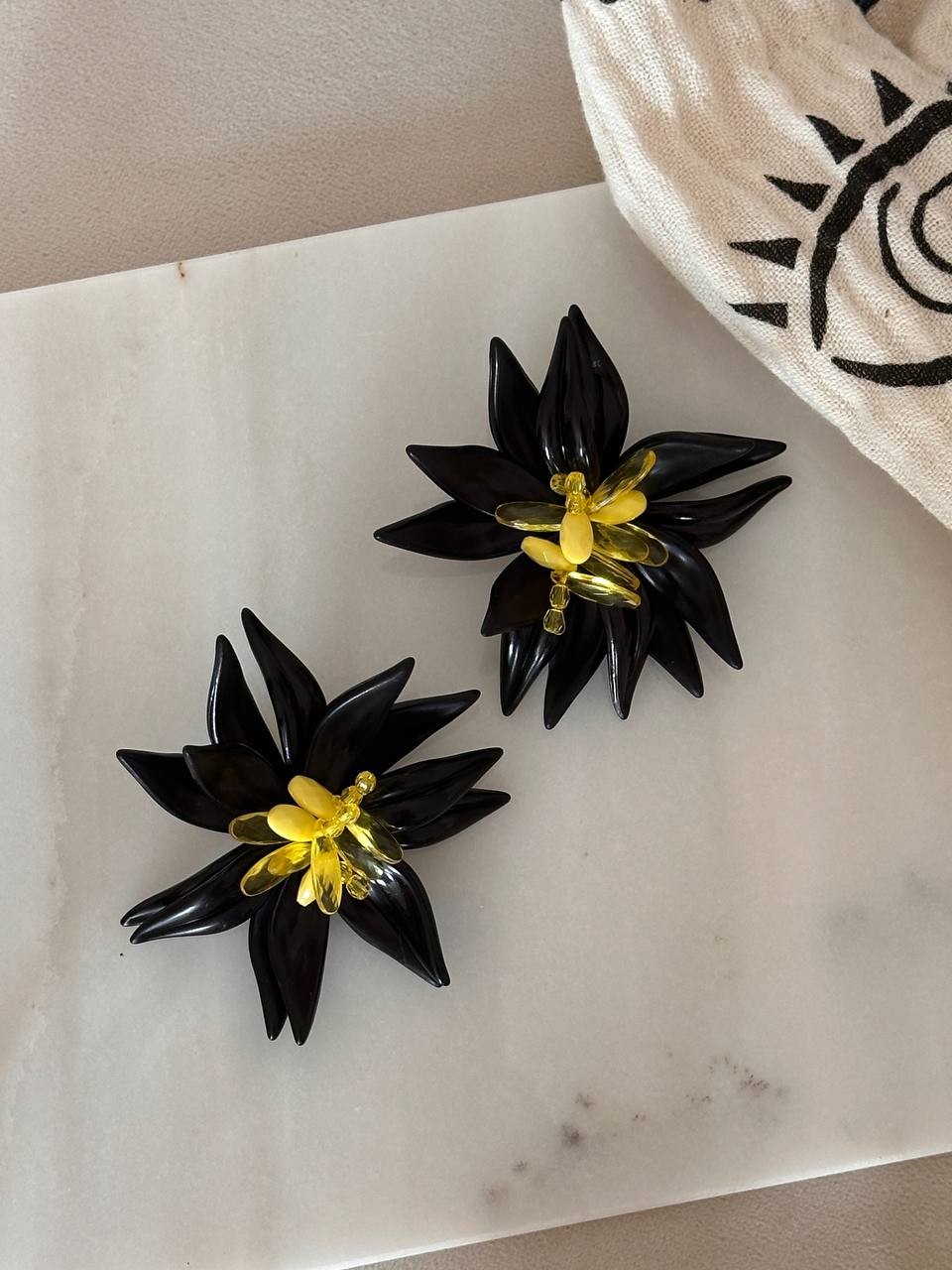Gold Renk Rodyum Kaplama Siyah Sarı Akrilik Çiçek Tasarım Küpe Genişlik 8 cm.