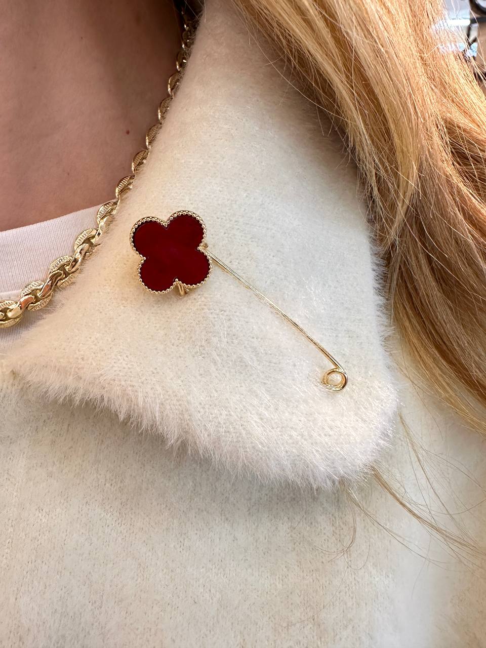 Metal Gold Renk Kırmızı Yonca Figürlü Broş / Yaka İğnesi Genişlik 6,5 cm.