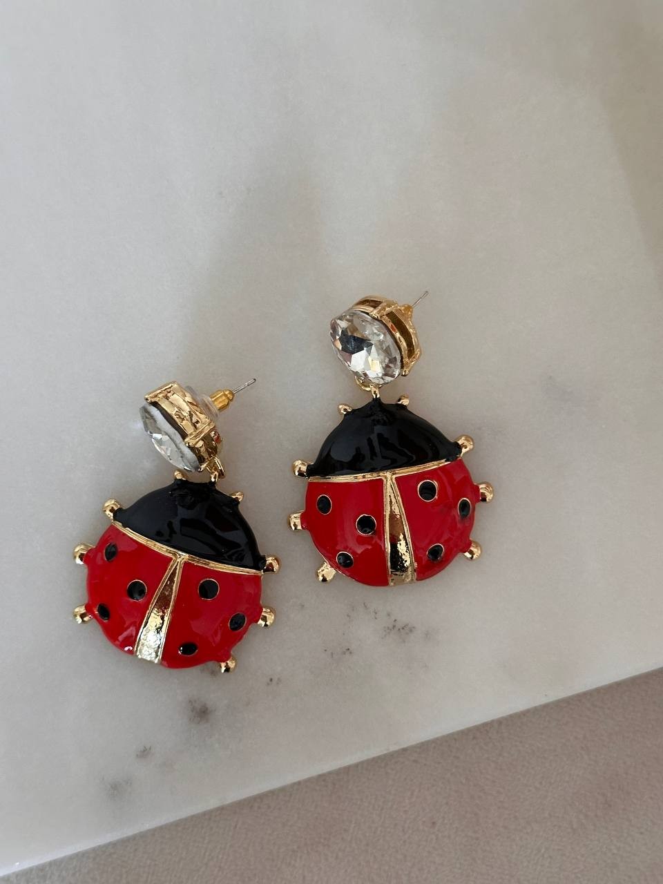 Gold Renk Zirkon Taşlı Rodyum Kaplama Uğur Böceği Sallantılı Küpe Genişlik 3 cm. Uzunluk 5 cm.