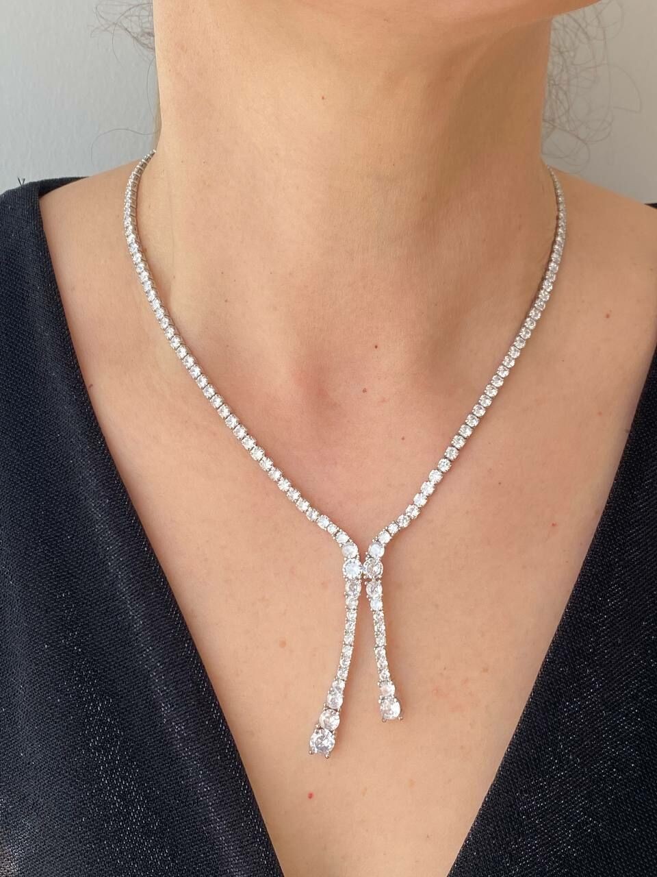 Vip Çelik Platin Renk Zirkon Taş Antialerjik Su Yolu Set Takım Uzunluk 43 cm. Uç Uzunluk 5 cm. Küpe Uzunluk 4 cm.