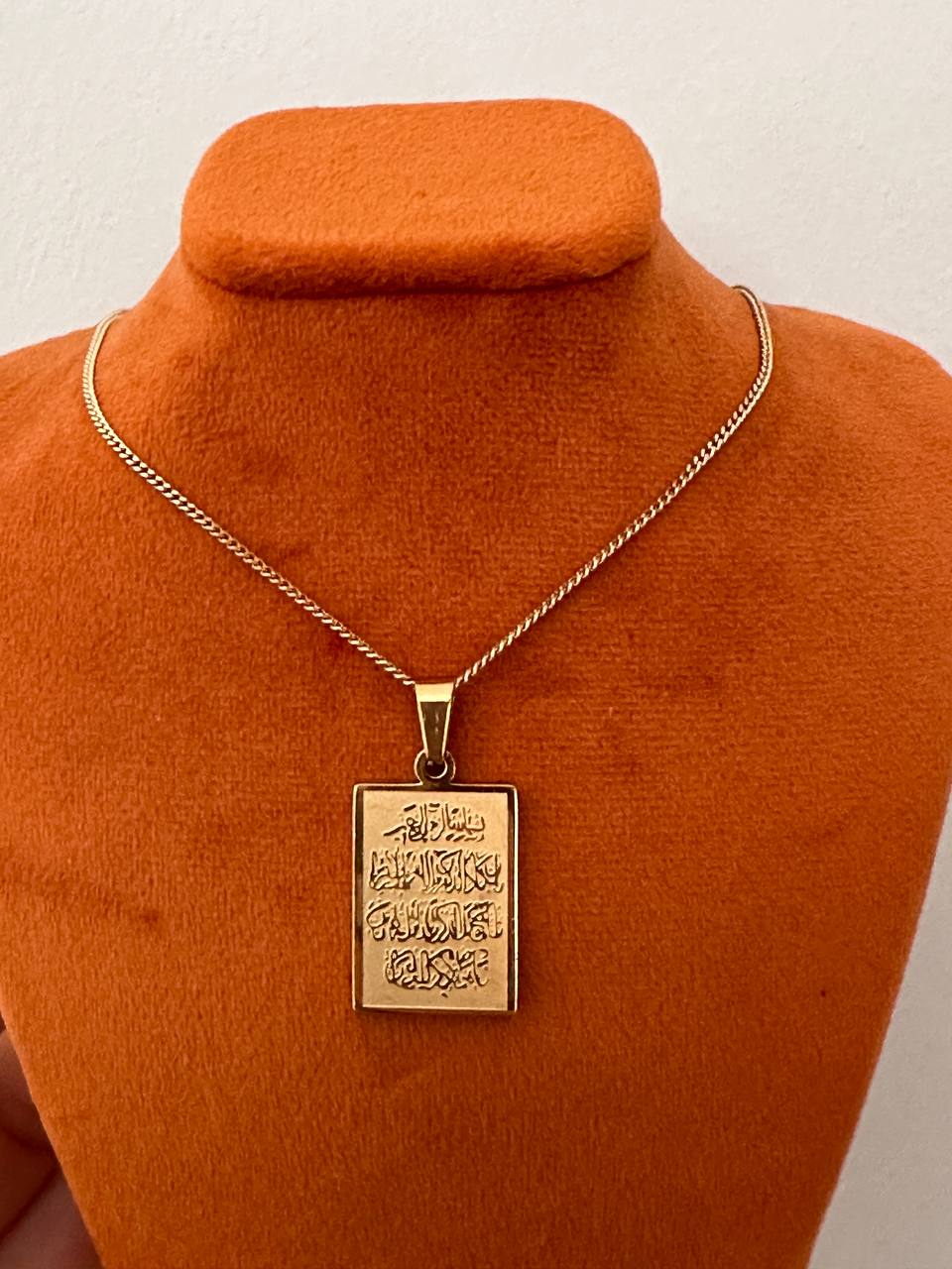 Vip Çelik 14 Ayar Altın Rengi Ayetel Kürsi Duası Yazılı Antialerjik Kolye Uzunluk 45 cm. Uç 1,5 cm. x 3 cm.