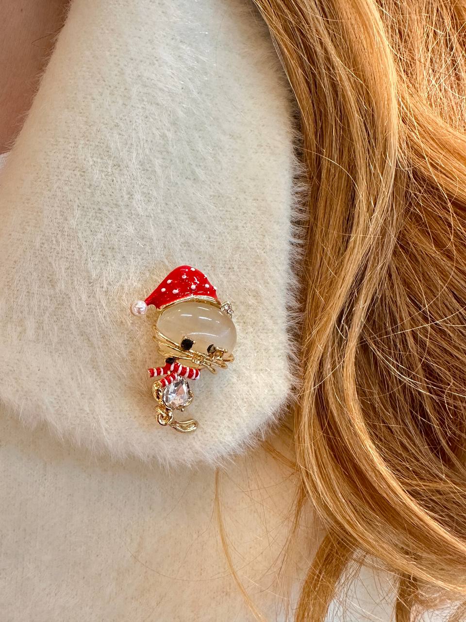 Metal Gold Renk Kristal Renkli Taşlı İnci Detaylı Kedi Figürlü Broş / Yaka İğnesi Uzunluk 4,5 cm.